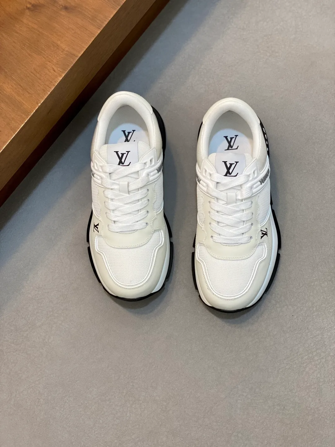 💰800 Lujia new color matching men's 🧍‍♂️trainer sneakers, this LV Trainer sneaker is made of soft grained calfskin and presents pure tones. The brand was born in 1854. The designer's handwritten brand logo is embellished on one side. Virgil Abloh designed it himself. It is a very commemorative sneaker. Brand new LV Louis Vuitton louis vuitton trainer sneaker low casual sports culture versatile basketball shoes Size: 39-44 (38, 45, 46 customized)
